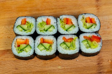 Vejetaryen maki rulo salatalık ile