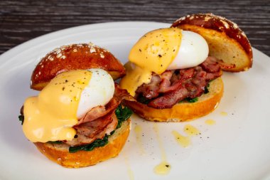 Lezzetli yumurta Benedict ile peynir ve domuz pastırması