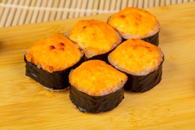 Yengeç ile lezzetli pişmiş rulo