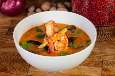 Otlar ile lezzetli Tom Yum çorbası