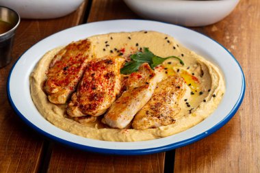 Kızarmış tavuk ve salata ile lezzetli humus