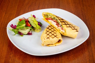 Lezzetli tavuk ve sebze sandviç-roll