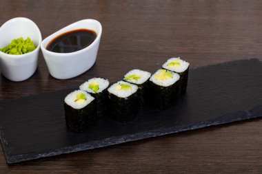 Avokado ve wasabi ile iştah açıcı suşi