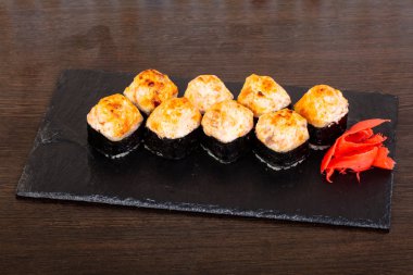 Kızarmış peynir ile lezzetli suşi roll