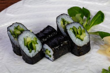 Japonca zencefil hizmet salatalık ile rulo