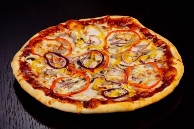 Lezzetli Barbekü pizza biber, soğan ve mantar ile