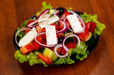 Geleneksel Yunan salatası soğan ile 