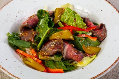 Alarmdan ve sebze salatası