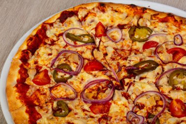 Tavuk ve peynir pizza