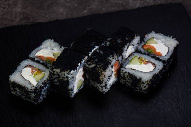 Japon geleneksel rulo somon ile