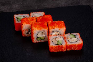 Karides ile Japon geleneksel rulo