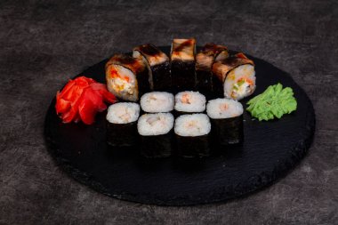 Japon Suşi ile çeşitli madde ayarla