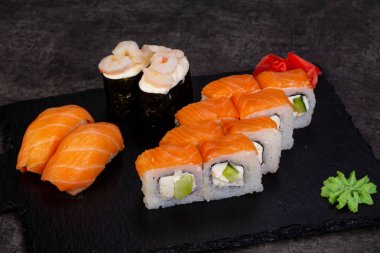 Japon Suşi ile çeşitli madde ayarla