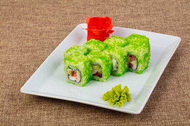 Ton balığı ve tobiko ile rulo