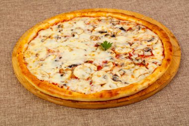 Mantarlı ve peynirli pizza.