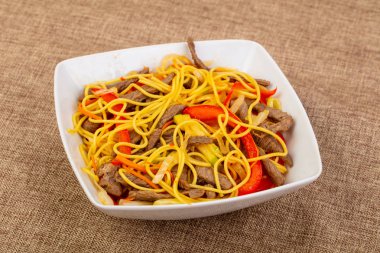 Wook şehriye withbeef, sebze ve baharatlar