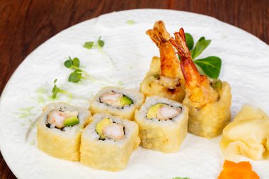 Japon karides rulo ile avokado