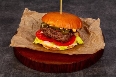 Etli ve peynirli hamburger.