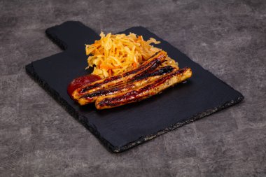 Sosisleri lahana ve sos ile