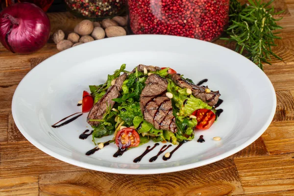 Salada Estaca Saborosa Com Legumes — Fotografia de Stock