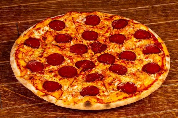 Italiaanse Peperoni Pizza Houten Backgorund — Stockfoto