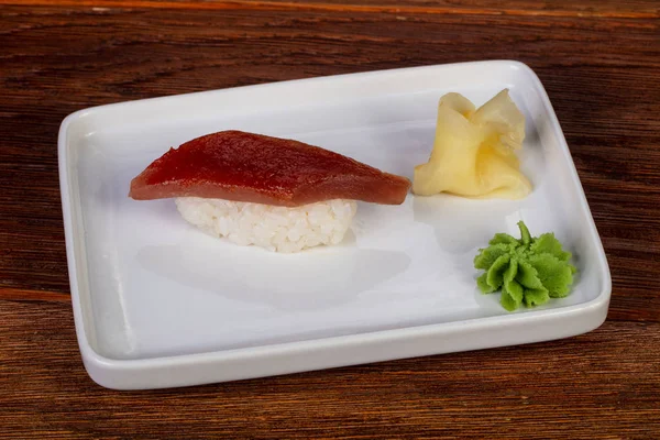 Sushi Tradicional Japonês Com Atum — Fotografia de Stock