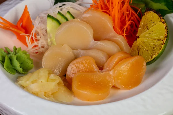 Japanisches Sashimi Mit Jakobsmuscheln Serviert Mit Limette Und Minze — Stockfoto