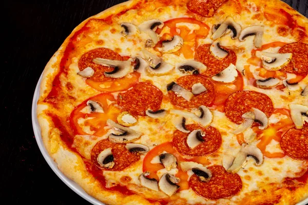 Deliciosa Pizza Pepperoni Com Cogumelos — Fotografia de Stock