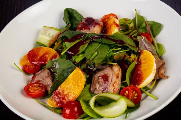 Heerlijke Salade Met Gebakken Eendenborst — Stockfoto