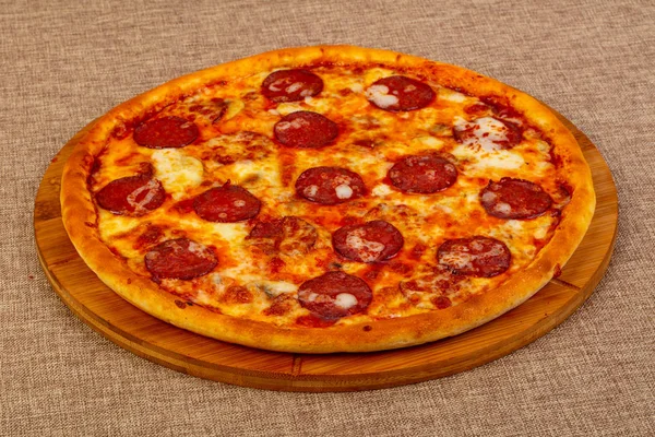 Hit Pizza Pepperoni Met Kaas — Stockfoto