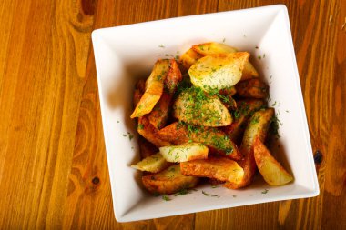 Dereotu ile kızarmış patates