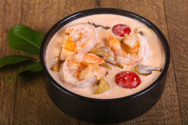 Karidesli geleneksel Tom Yam çorbası.