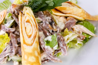 Sığır eti ve salata yaprakları ile gözleme