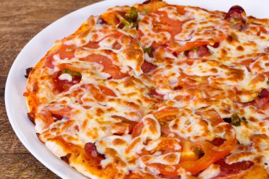 Sosis, biber ve domates pizza