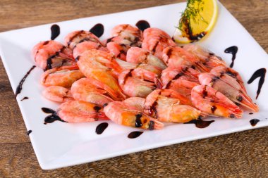 Haşlanmış karides sos ve limon ile