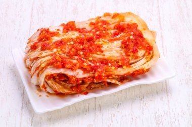 Kimchi fermente lahana kabın içinde