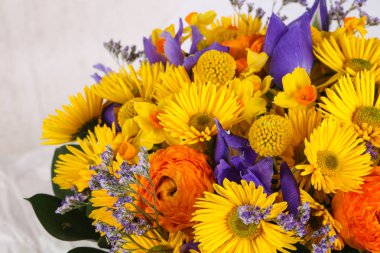 Çeşitli çiçek ile romantik buket