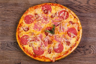 Pizza jambon peynir ve sosis 