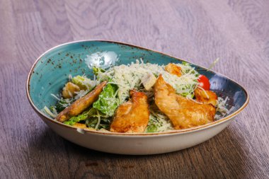 Tavuk ve parmesan peynirli sezar salatası.