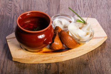 borsht çorbası domuz yağı ve sarımsak ile