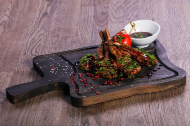 Soslu kuzu kaburga kavrulmuş