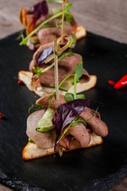 Yeşil soğan sığır eti kanepe hizmet