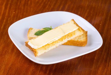 Oturup ahşap arka plan üzerinde brie peyniri ile