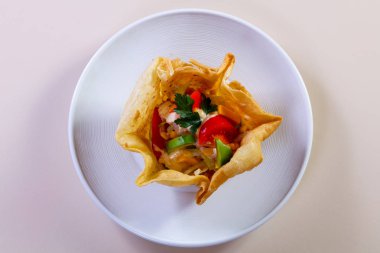 Tavuk ve avokado salatası.