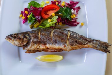 Salata ve limon karışımı ile ızgara levrek