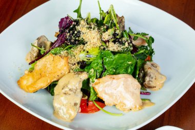 Salata karaciğer ve sos ile