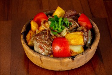 Kavrulmuş domuz eti ve sebze otlar ile