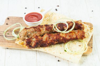 Kıyılmış domuz Kebap soğan ve sos ile