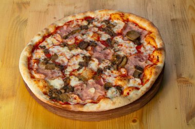 Pizza jambon ve salatalık turşusu