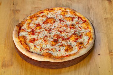 Peynirli ve domatesli pizza.